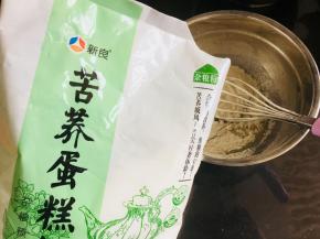 将苦荞蛋糕粉与玉米淀粉，筛入乳化好的溶液中。