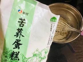 将苦荞蛋糕粉与玉米淀粉，筛入乳化好的溶液中。