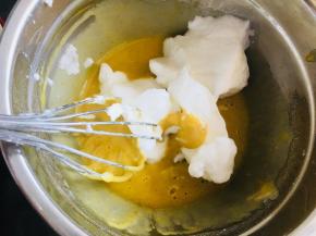 取三分之一蛋白加入蛋黄糊中，翻拌均匀。