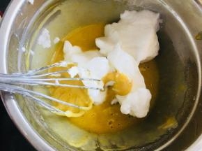 取三分之一蛋白加入蛋黄糊中，翻拌均匀。