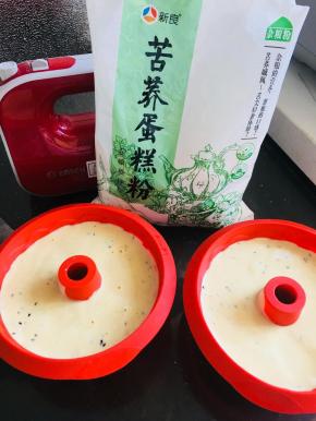 将蛋糊倒入模具中，轻摔震出气泡。