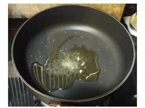 不粘锅放油、盐、糖炒炒