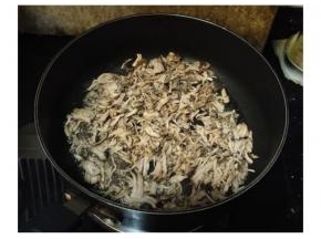 倒入瘦肉丝中火翻炒，放少许糖继续炒