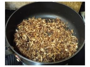 炒到肉丝变焦颜色变深，一边炒一边可试味是否适合你的度。