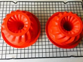 出炉倒扣至冷却，在脱模。