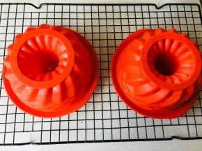 出炉倒扣至冷却，在脱模。