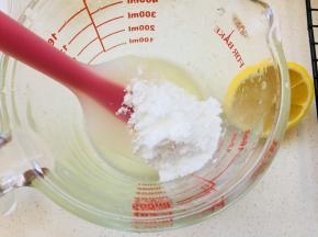 柠檬糖：柠檬汁挤如容器中，加入糖粉搅拌均匀。