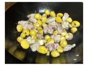 栗子去皮、杏鲍菇洗净切片或切粒、鸡腿斩块备好
锅里热油，先放入姜片炒再放入鸡炒均，炒均后放入栗子爆香