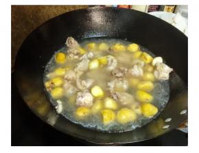 爆香后倒入一碗水中火煮5分钟