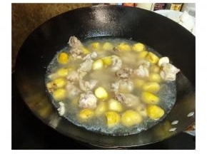 爆香后倒入一碗水中火煮5分钟