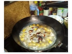 5分钟后放入蚝油、糖、一点点老抽（上色）继续中火煮20分钟