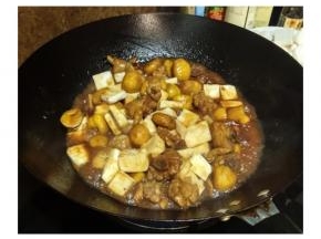 20分钟后收汁到差不多倒入杏鲍菇再煮一会即可出锅享用！