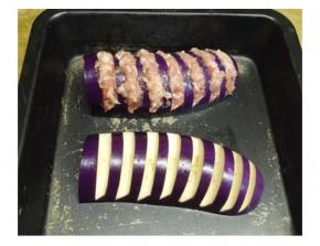 茄子选粗壮的，洗净对半切开，再切成四段，每段如图切成一坑坑的