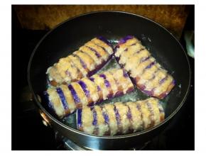 锅里多点油，油热后先将有肉肉的一面放在锅里煎至定型后再翻面煎至茄子熟透