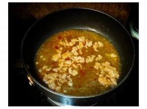 锅里热油放入剩余的肉滑炒散成肉末，倒入泰式甜辣酱和水，最后倒入水淀粉让汁变稠