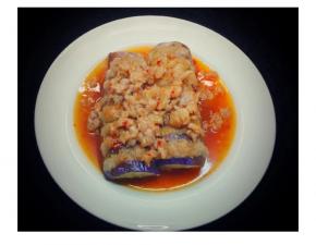 将肉末泰式甜辣酱汁倒酿茄子里，完成