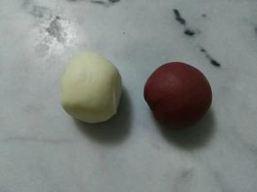 将主材料揉成光滑面团，分出一部分加入红曲粉揉匀，全静置十分钟。