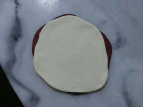 先来做培根卷的部分，将两块面团重叠，随意折后卷起。