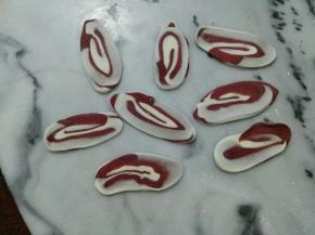 压平，擀开，差不多三个手指的宽度就好。