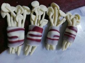 6个或7个金针菇做一堆，然后用双色面片卷来。
夏天室温发酵半小时，冬天烤箱30度发酵半小时，蒸十分钟。