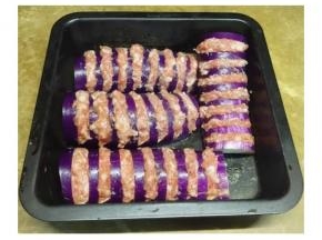 将坑坑塞满肉滑后在表层均匀洒上面粉或生粉（干淀粉）
手上有粉拍不到图片