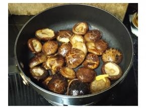 放入少许蚝油、糖炒均