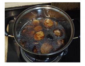 将炒香后的冬菇和姜倒入别一个装了泡发冬菇水的锅里，加入蚝油、糖盖盖子大火烧开后转中小火焖45分钟。（其间要试试汁是否够味或太咸，味不够要适量加蚝油和糖，太咸加适量水）