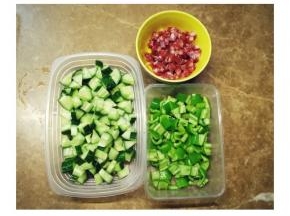 青瓜、腊肠、尖椒洗净切丁备用