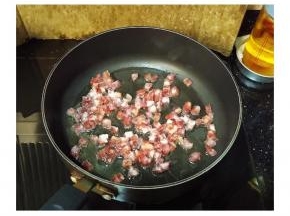 锅里放一点点油（腊肠会出油所以油不用放多）热后先放入腊肠爆香