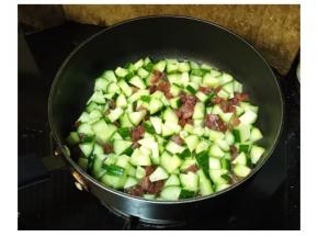 放入青瓜炒到有点变软