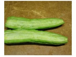 苦瓜去除两头，纵切两半，勺子挖去内部的籽和白色的瓤，苦味主要来自其中的瓤 