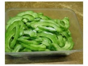 苦瓜斜切成薄片，苦瓜片中加入少许食盐，搅拌均匀腌制10分钟； 腌制后的苦瓜用清水清洗，再用手挤掉水分备用