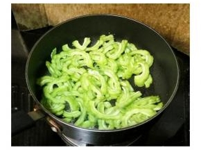 锅里放油、蒜盐、糖，油热后放入苦瓜炒均匀