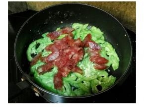 放入腊肠翻炒至熟透