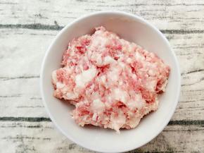 肉末和玉米淀粉搅拌均匀