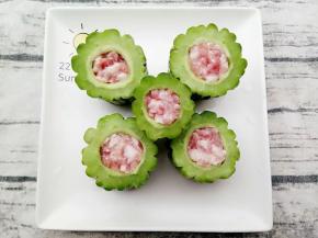 把肉末塞入苦瓜的中间