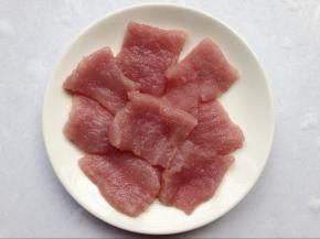 猪肉切薄切小块