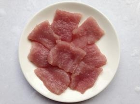 猪肉切薄切小块