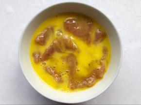 加入肉片搅拌均匀