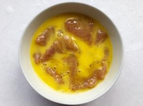 加入肉片搅拌均匀