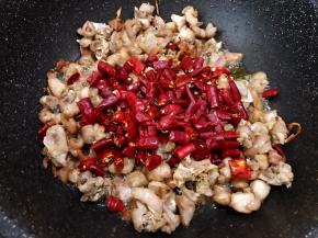 转最小火加入干辣椒和干花椒，慢慢翻炒出辣椒花椒飘出香味