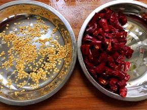 干辣椒剪成小段，脱落的辣椒籽丢弃不要