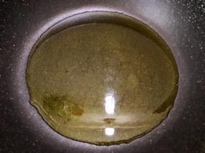 热锅加入菜籽油，这里油要给多一些