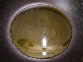 热锅加入菜籽油，这里油要给多一些