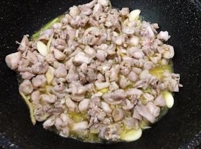 中小火慢慢煸炒至兔丁水份完全释出，不要着急慢慢翻炒