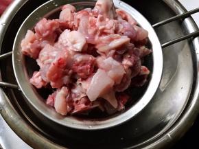 放入筛网里沥干水份