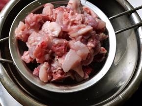 放入筛网里沥干水份