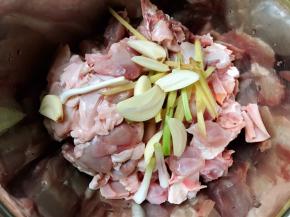 加入姜丝，蒜片，葱白段抓匀后腌制一个小时入味