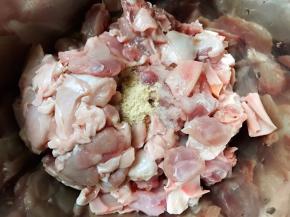 先来腌制兔丁
沥干水的兔丁加入料酒，盐，鸡粉，白胡椒粉