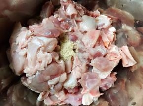 先来腌制兔丁
沥干水的兔丁加入料酒，盐，鸡粉，白胡椒粉